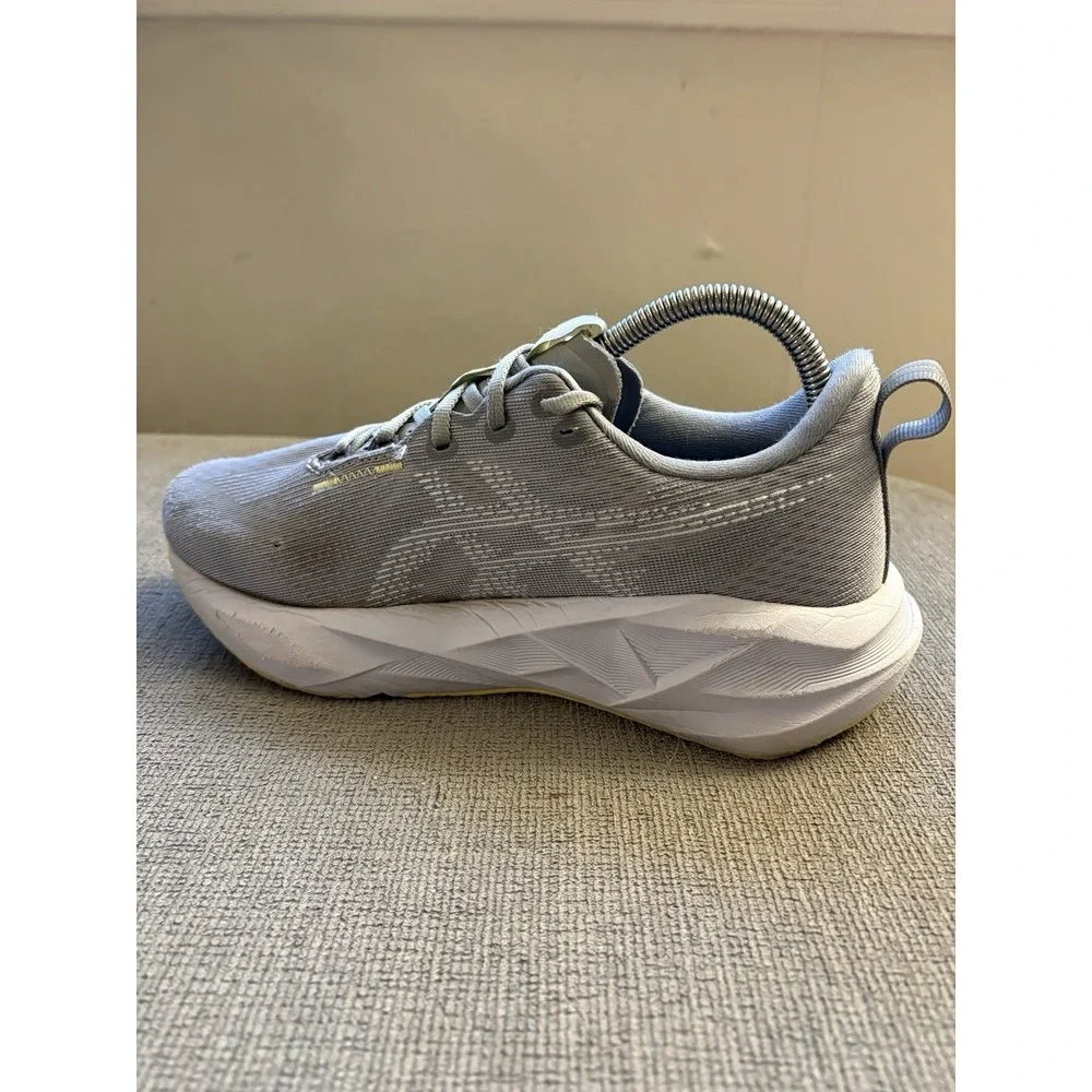 Asics NOVABLAST 5 1012B765 Gravel/Grey Fade Women's Running Shoes Size 7.5